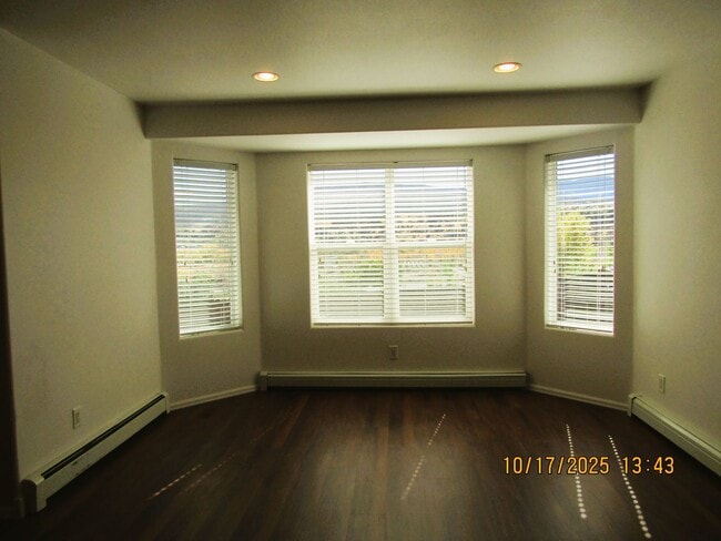 Building Photo - Charming Home!