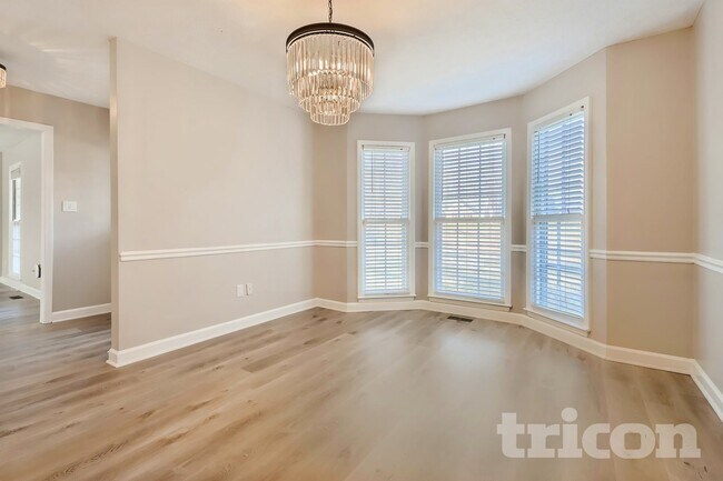 Building Photo - 530 N Oakland Cir