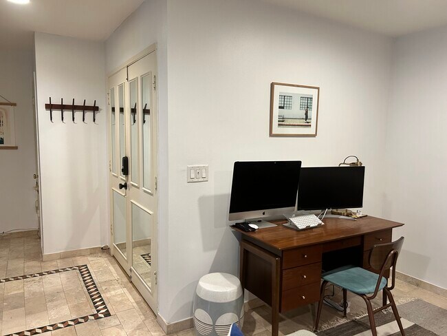 Área de trabajo de escritorio - 5651 Sumner Way