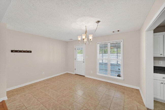 Foto del edificio - Lovely Patio Home with Sunroom!