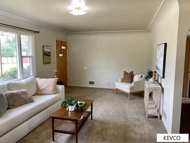 Foto del edificio - Massive Three Bedroom Home with Yard!