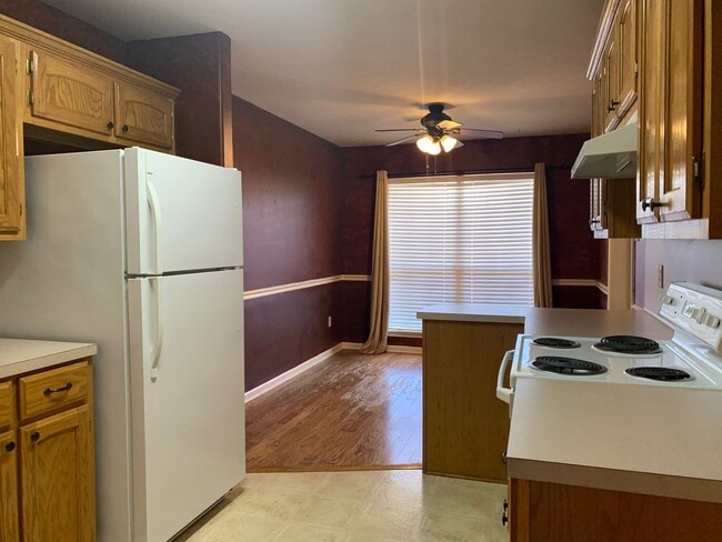 Building Photo - 1037 S Hills Dr