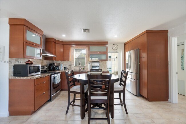 Foto del edificio - 6390 Plunkett St