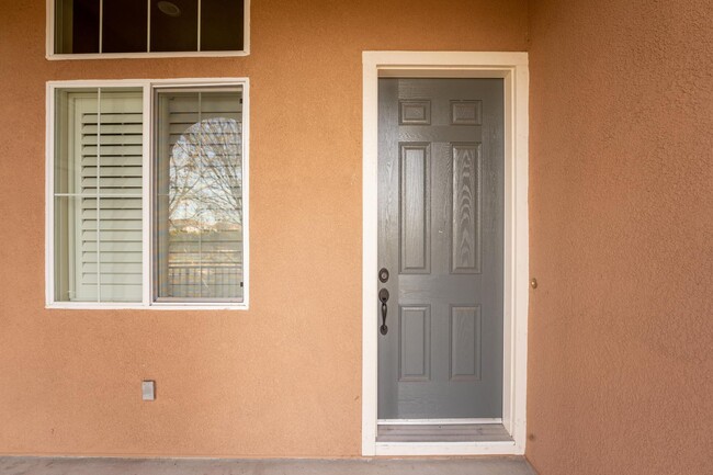 Foto del edificio - CORNER TOWNHOME IN MISSION GARDENS WALK-UP...