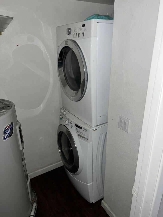 Building Photo - 2813 E Paradise Ln