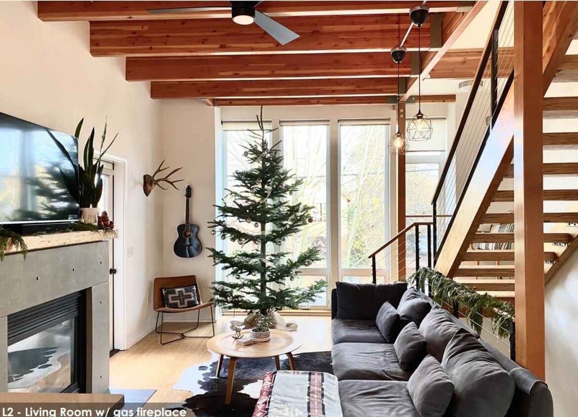 Primary Photo - Modern Design 2 Bed/ 2.5 bath 3 Level Cond...