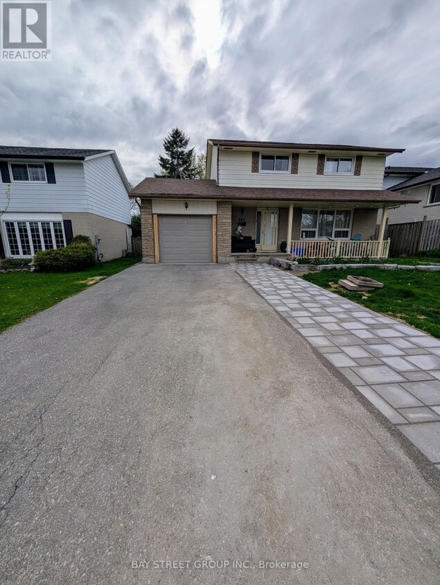 Primary Photo - 892 Carnaby Crescent