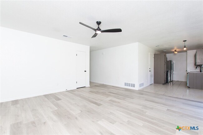 Foto del edificio - 1609 Hughes Ave