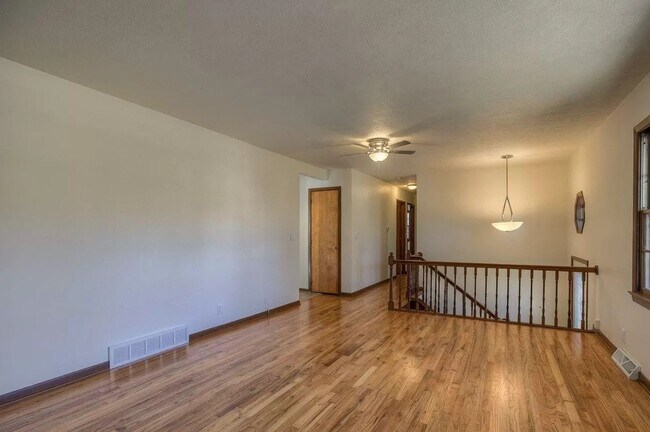 Foto del edificio - Spacious Home For Rent In Bellevue