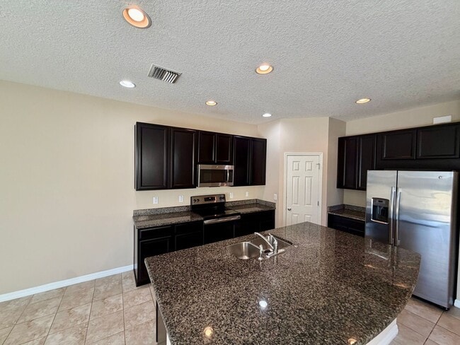 Foto del edificio - 3 BEDROOM 2.5 BATHROOM 1 CAR GARAGE IN PIN...