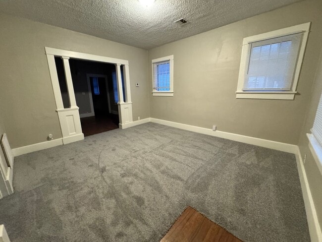 Foto del edificio - Spacious Home in Newton - 2 Bed/1 bath *Op...