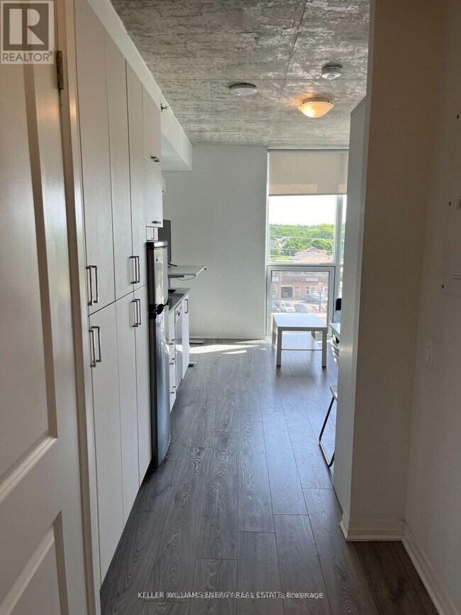 Photo du bâtiment - 1900 Simcoe St N