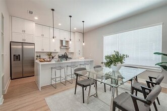 Building Photo - 1423 N Carroll Ave