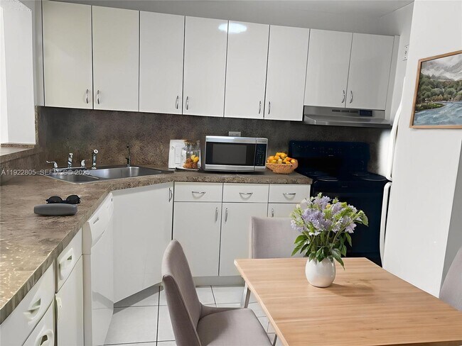 Foto del edificio - 7920 N Colony Cir