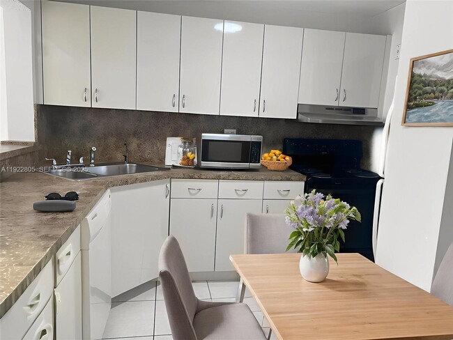 Building Photo - 7920 N Colony Cir