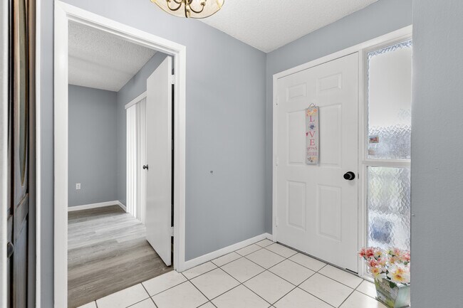 Entrada con armario para abrigos - 2636 Crown Ct