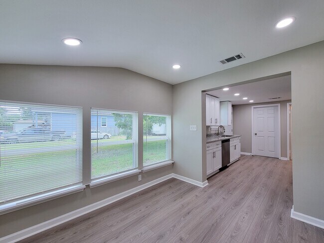 Building Photo - 1107 Roosevelt