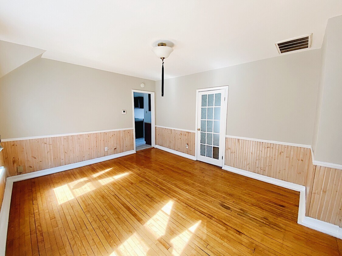 Primary Photo - Beautiful River West 2BD Upper Unit with B...