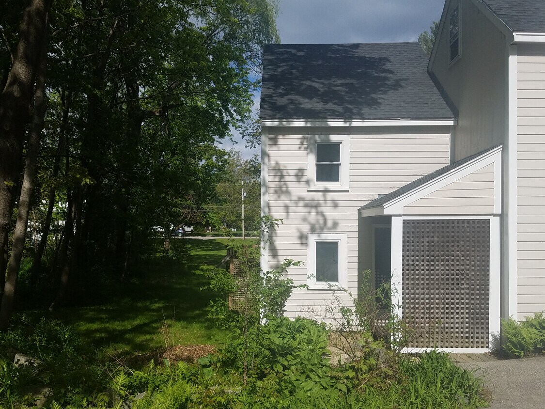 6 Meadow Rd Unit 6A, Durham, NH 03824 Room for Rent in Durham, NH