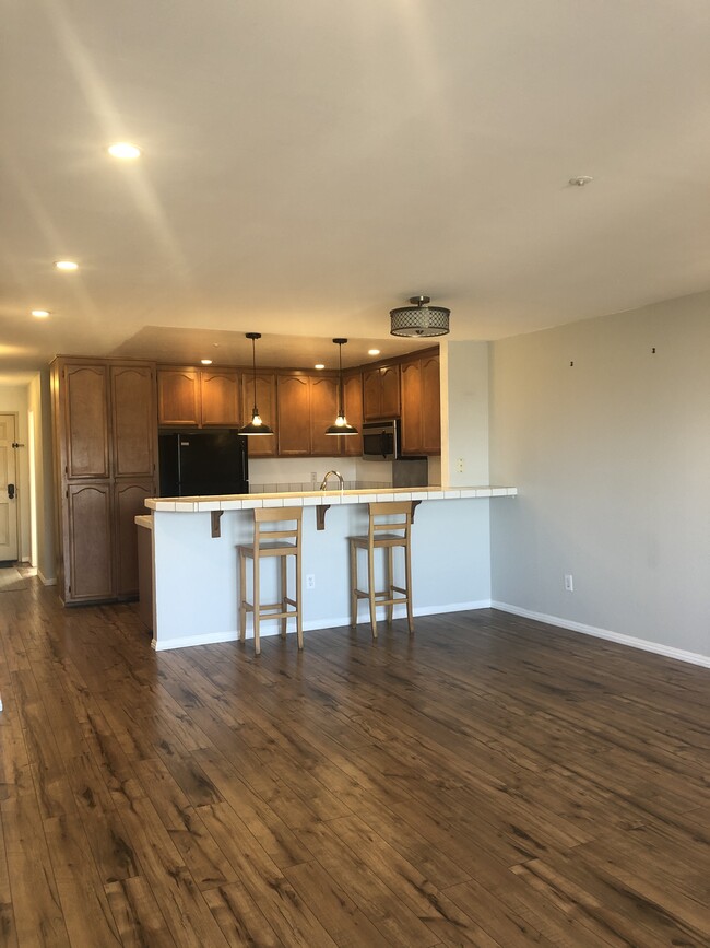 Bar and counter space in kitchen - 107 Oak Ct