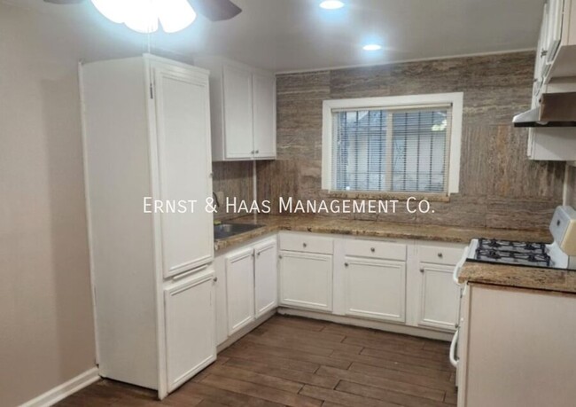 Building Photo - 4 Bedroom 2 Bath Townhome with 2 Car Attac...