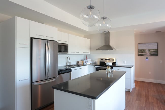 Photo du bâtiment - Helio Apartments & West 5 Townhomes