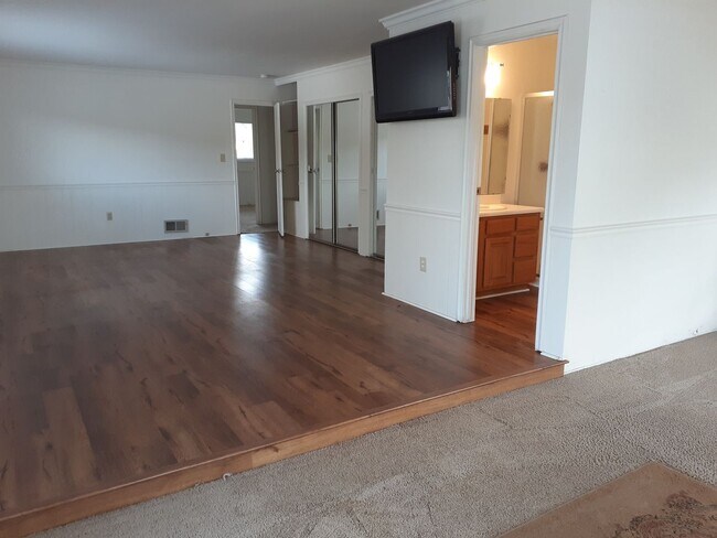 Foto del edificio - SPACIOUS HOME WITH LARGE MASTER