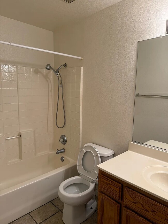 Building Photo - 2505 Shell Ct