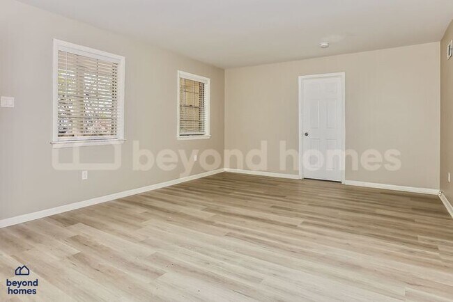 Foto del edificio - Beautifully Renovated 4 bedroom / 3 full bath with 1,691 sq feet of space!