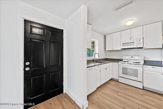 Building Photo - 935 S Tropical Trail