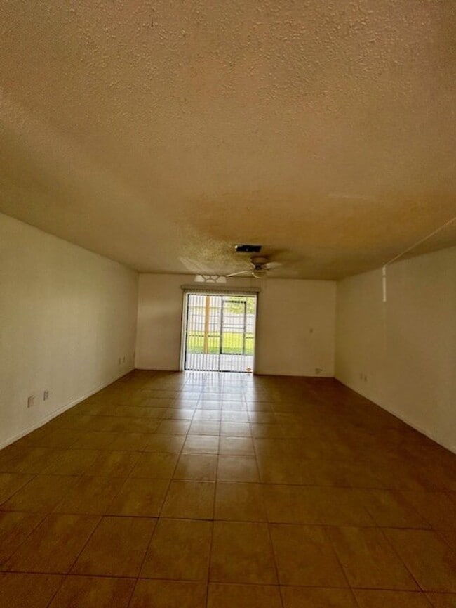 Building Photo - 3 bedroom, 2 bath, 2 car garage, screen porch