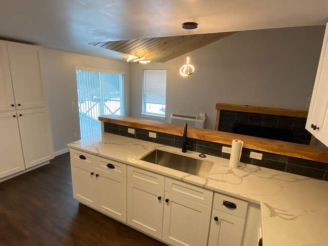 Building Photo - Custom Built Upstairs Private Apartment in...