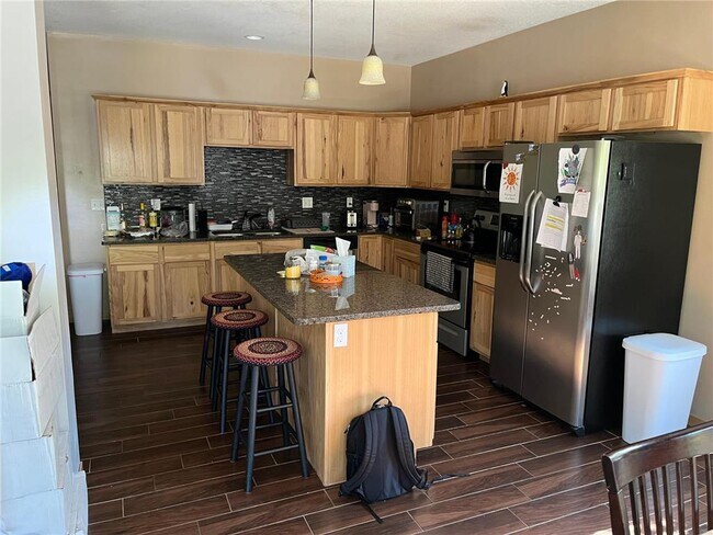 Building Photo - 742 Pascal St N