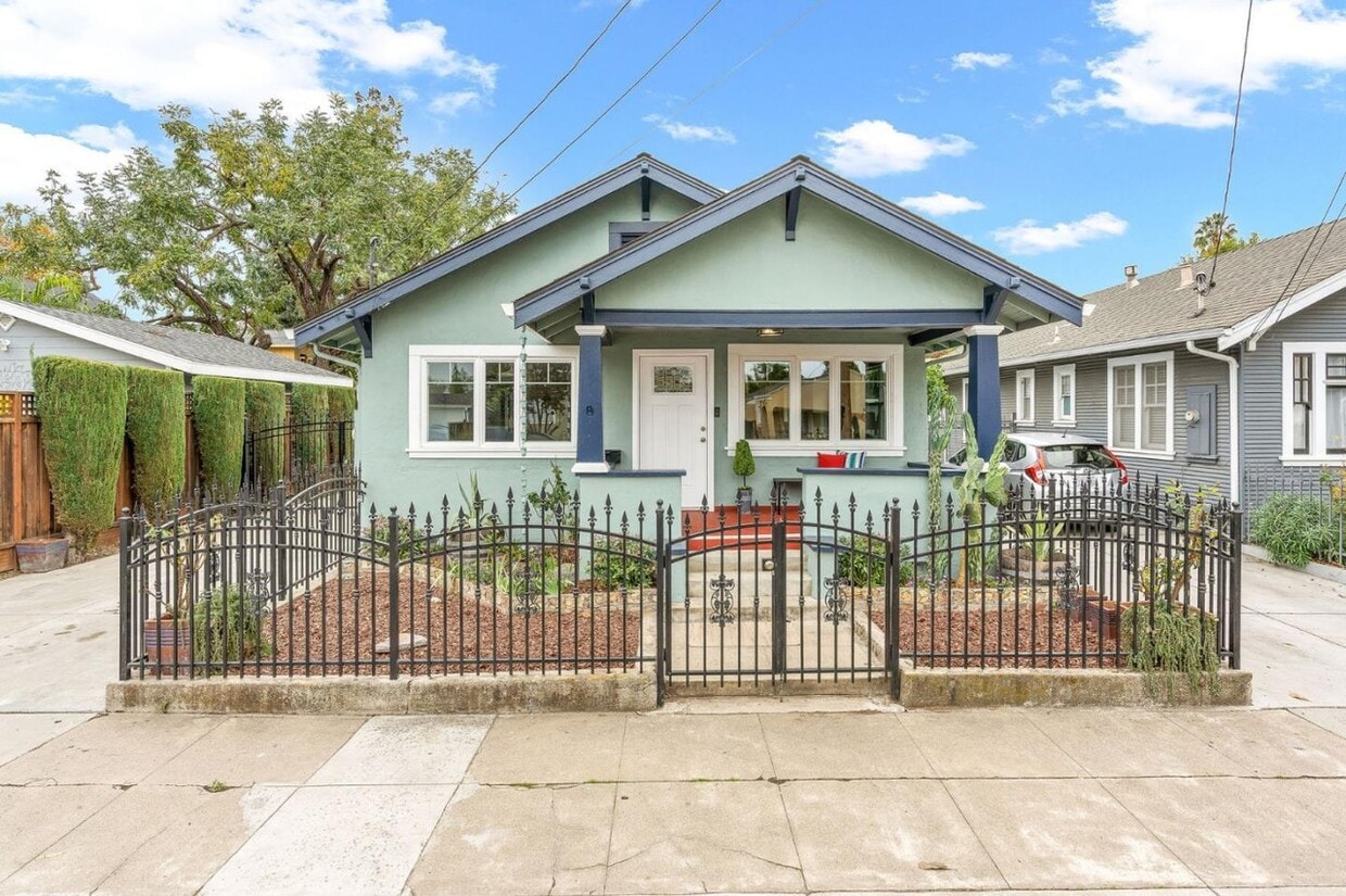 Primary Photo - 764 E St James St