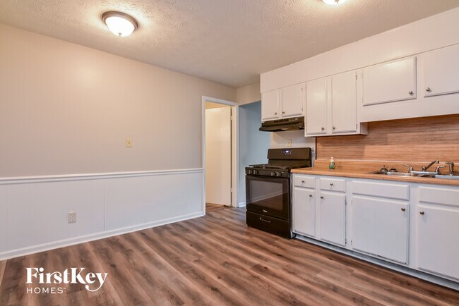 Foto del edificio - 295 Charlotte Blvd