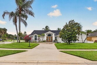 Building Photo - 12897 La Rochelle Cir