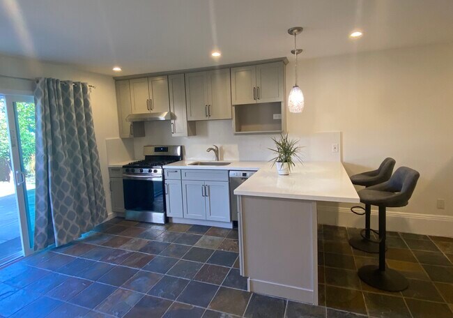 Gourmet kitchen - 970 Holloway Ave