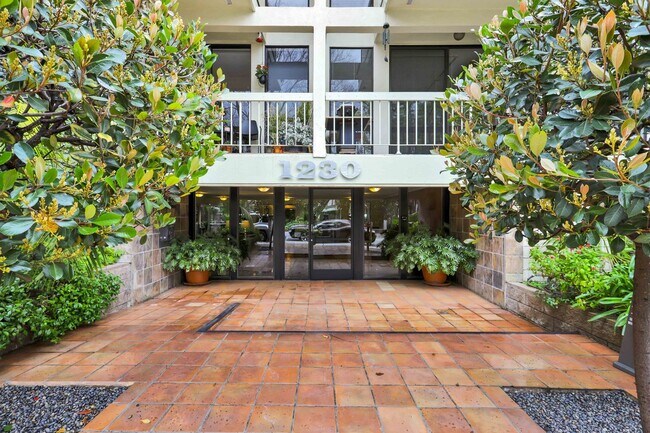 Foto del edificio - 1230 N Sweetzer Ave