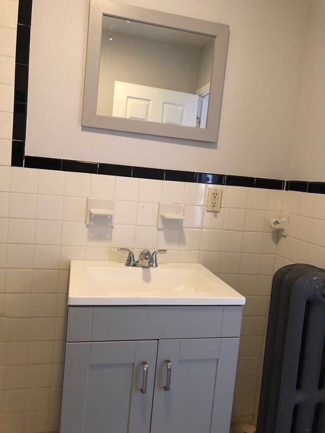 Baño limpio y actualizado. - 5218 Pentridge St