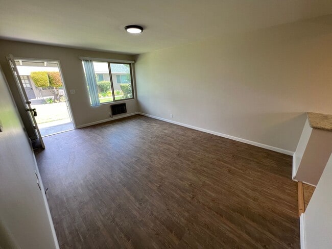 Building Photo - Charming 1 Bedroom unit, completely remodeled with In-Unit Washer/Dryer!