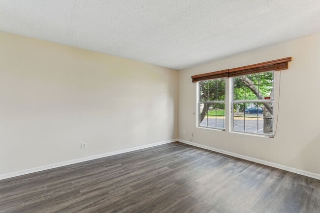 Building Photo - Charming 4-Bedroom Townhouse in Sought-Aft...