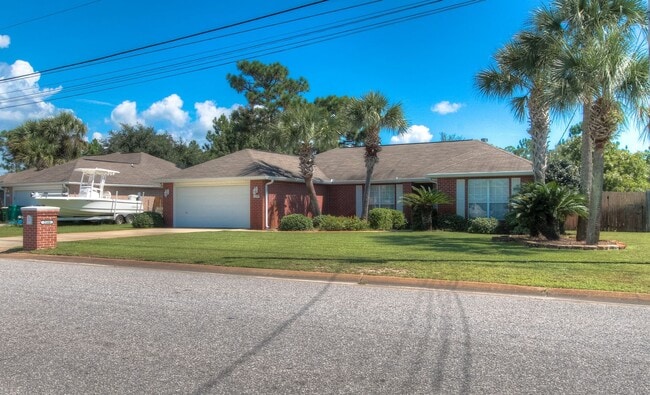 Building Photo - 4 Bedroom in Navarre!