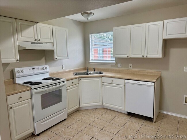 Foto del edificio - 14250 S Hickory St