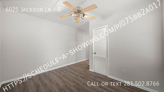 Foto del edificio - AVAILABLE NOW!