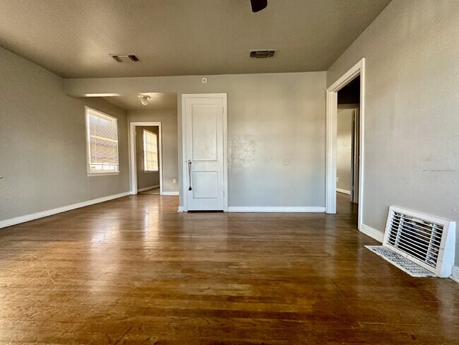 Foto del edificio - Cozy 1/1 with Private Yard, Close to TTU