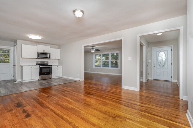 Building Photo - 2860 Lansdowne Drive