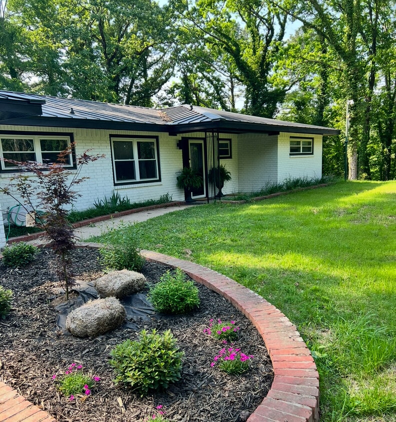 Primary Photo - 704 Akers Rd