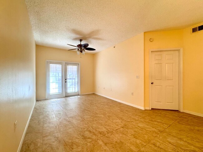 Foto del edificio - 3 Bedroom, 2 Bath First Floor Condo Unit!