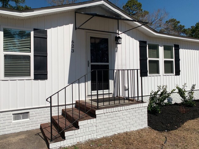 Building Photo - Pet Friendly, 3 Bedroom, 2 Bath Home with ...