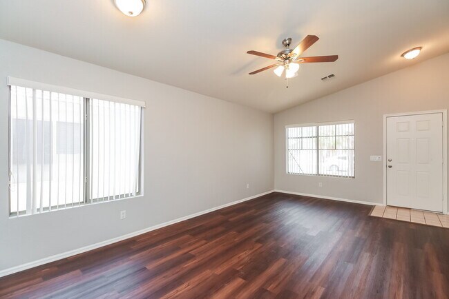 Foto del edificio - 1069 E Nardini St